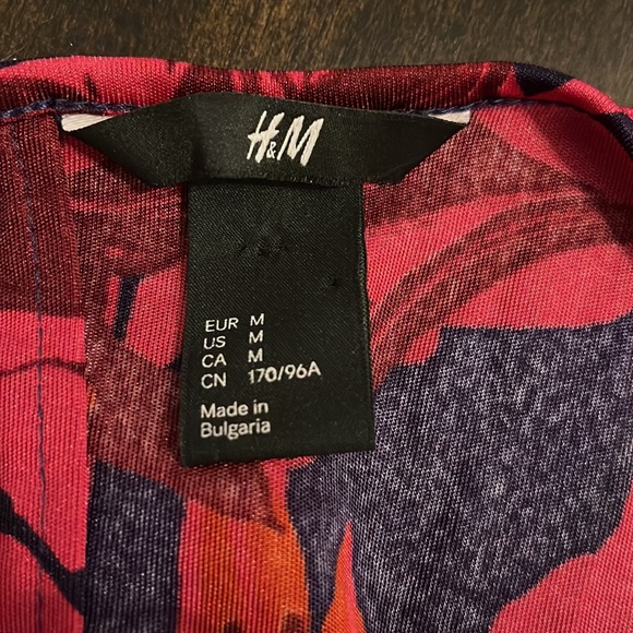 H&M Women’s Top Size M with elastic band and button back - Picture 7 of 9